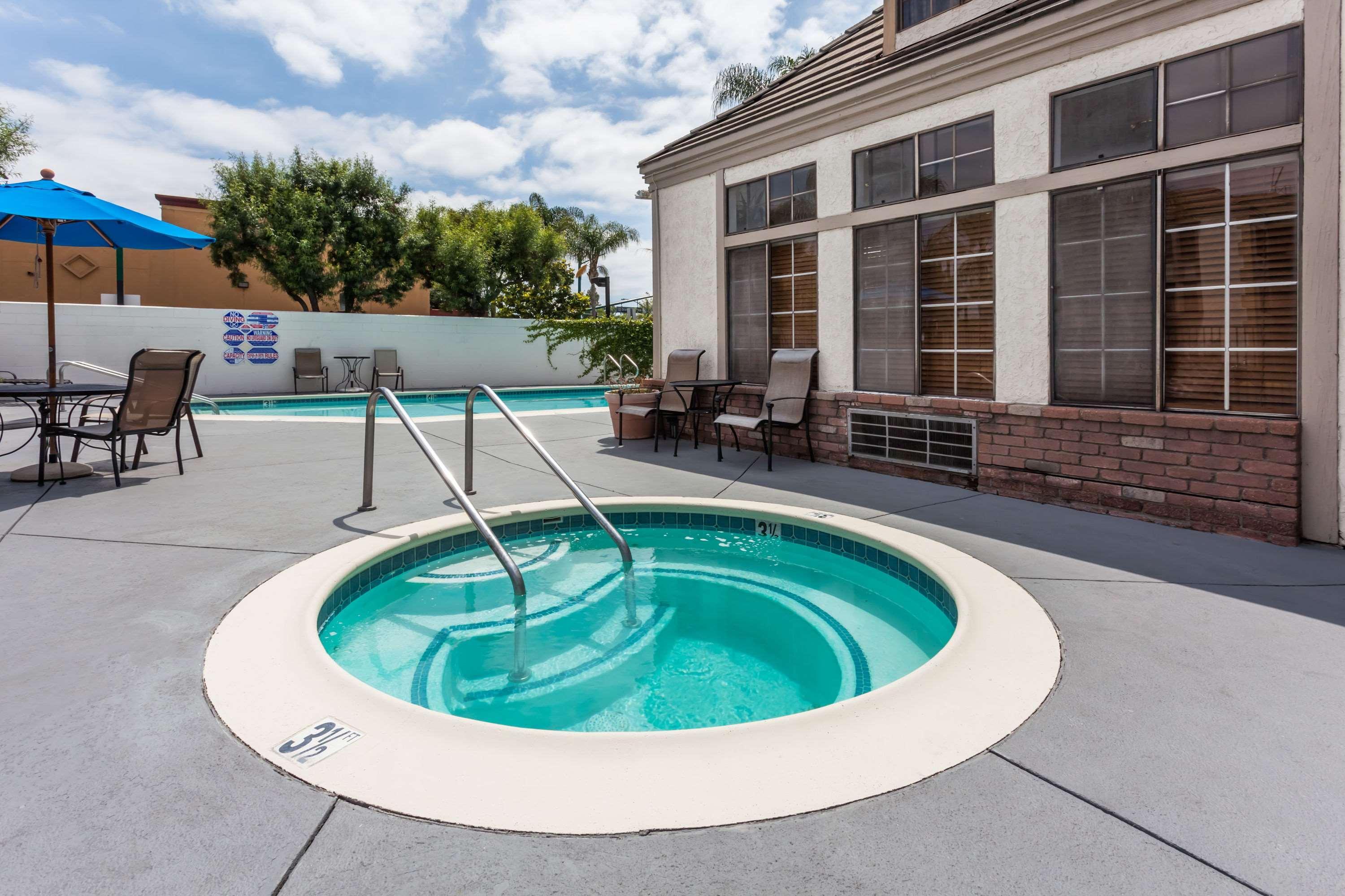 Ramada By Wyndham Convention Center 2*
