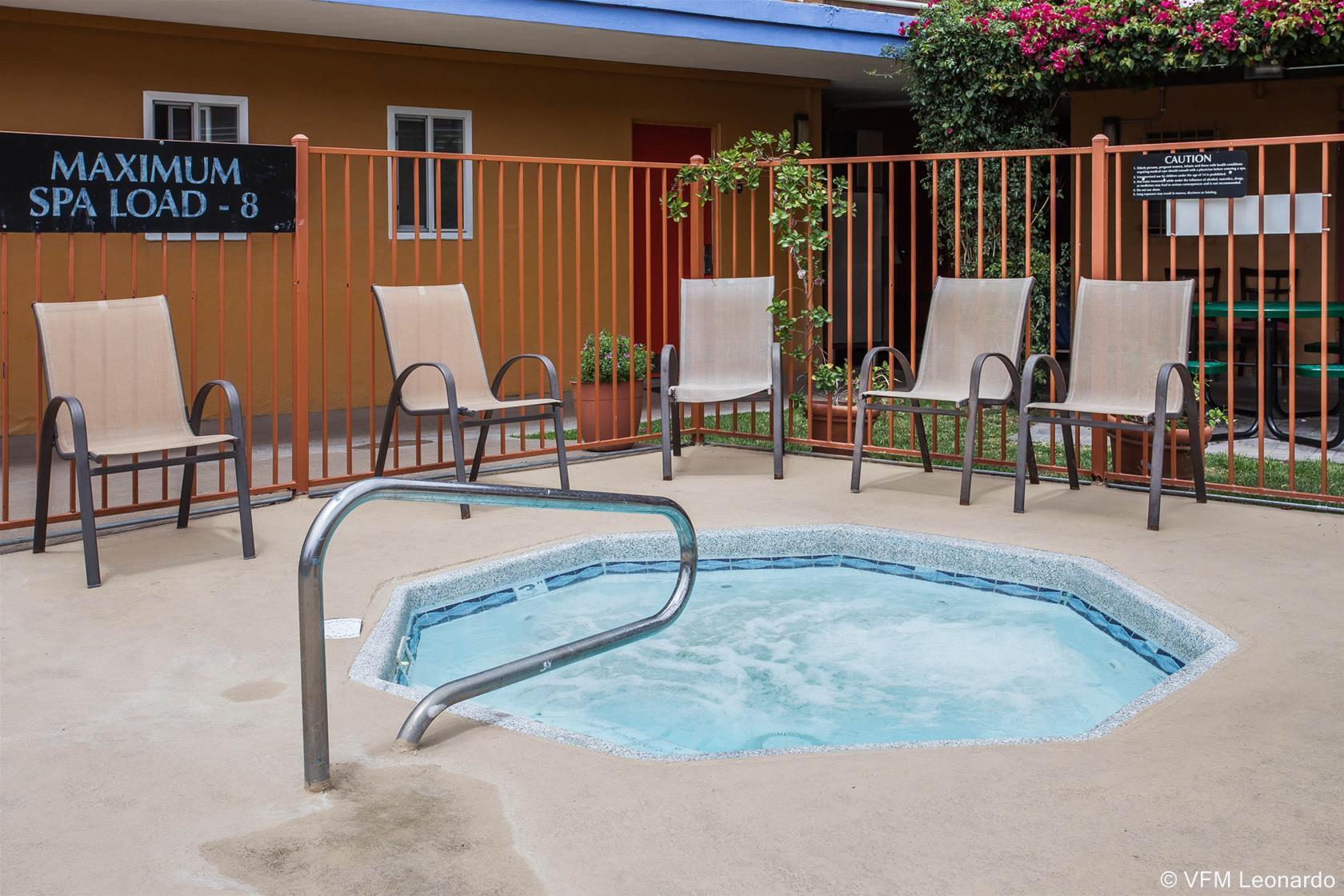 Hotel Quality & At The Park 2*
