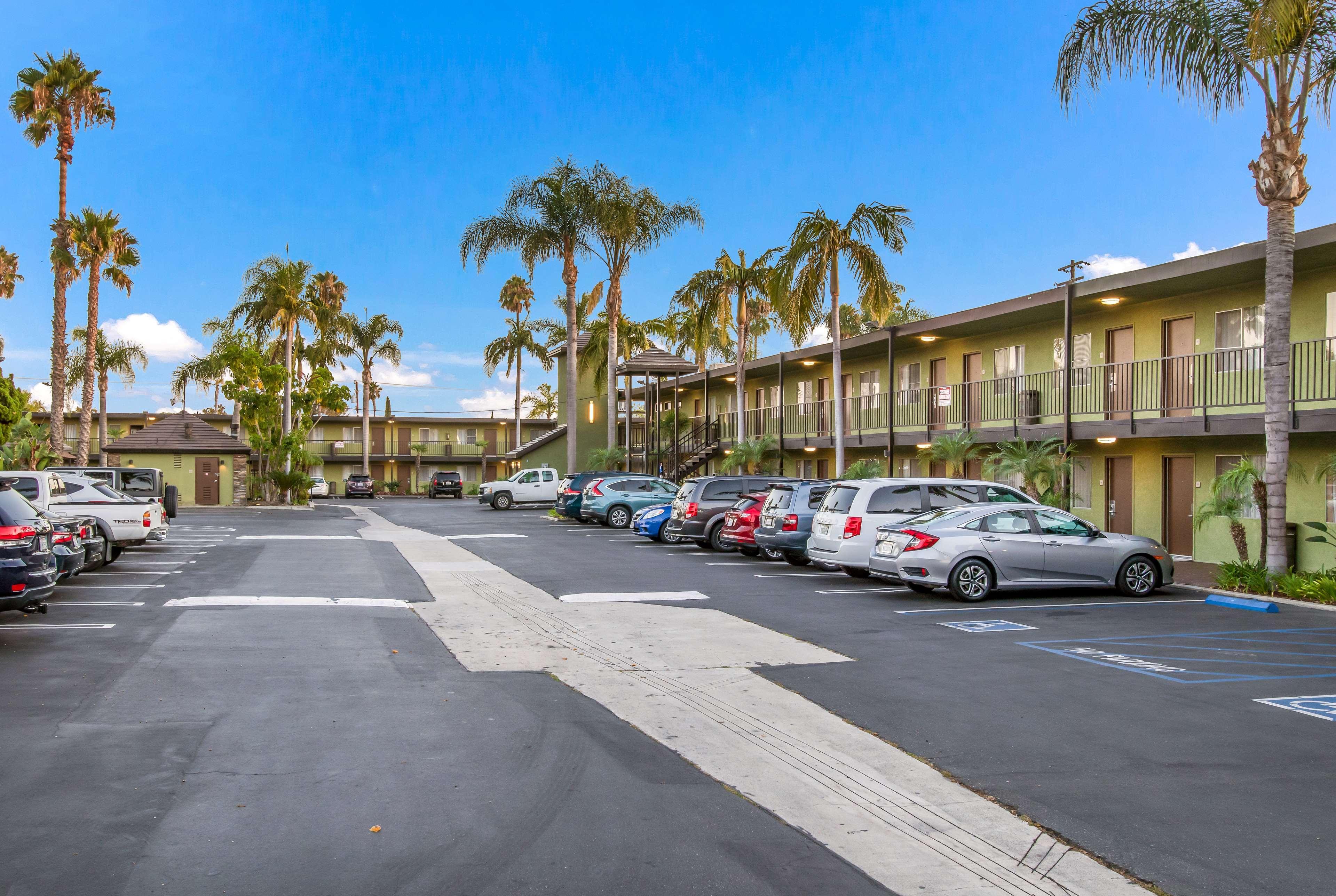 Western Pavilions Hotel