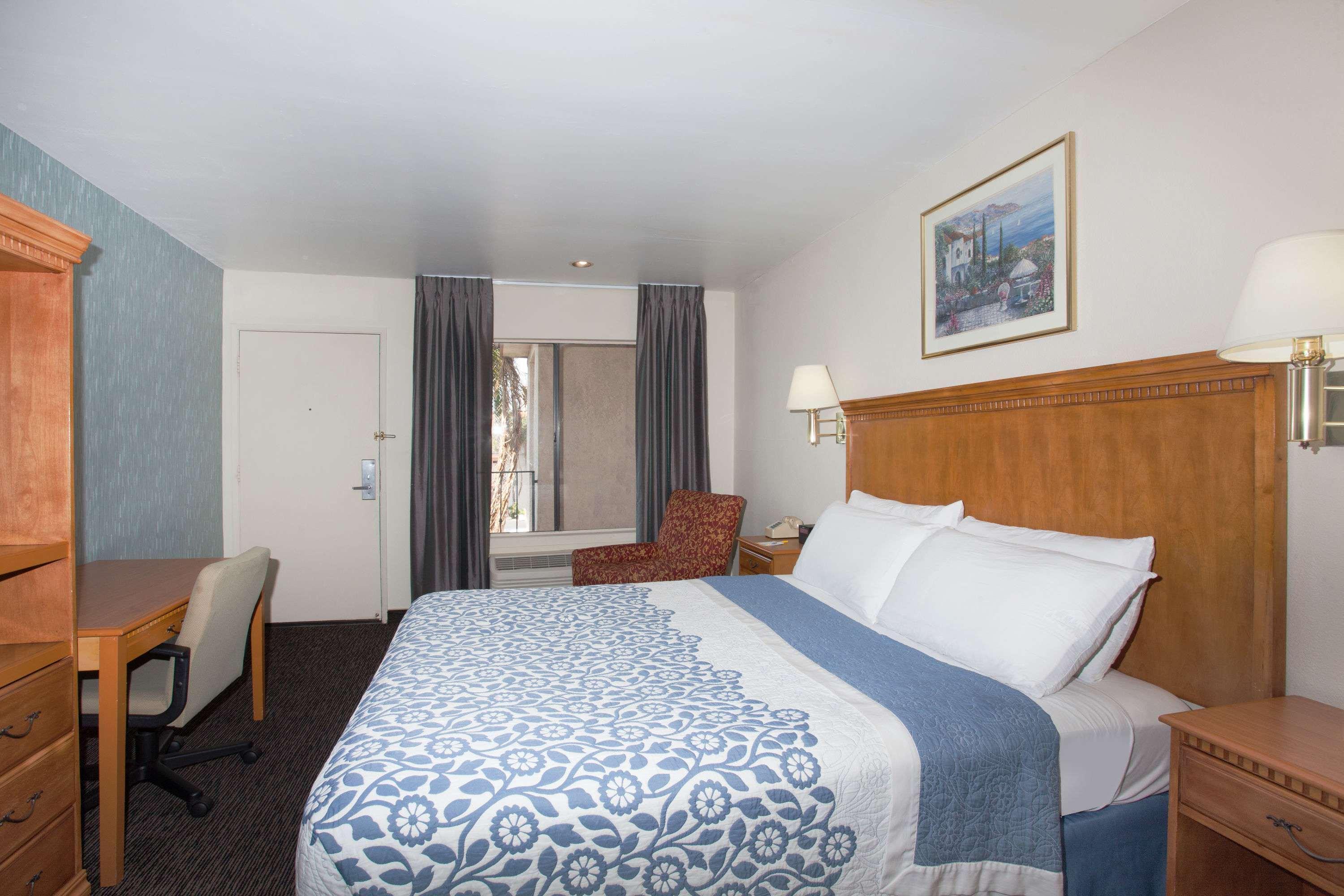 Days By Wyndham Near The Park Hotel 2*
