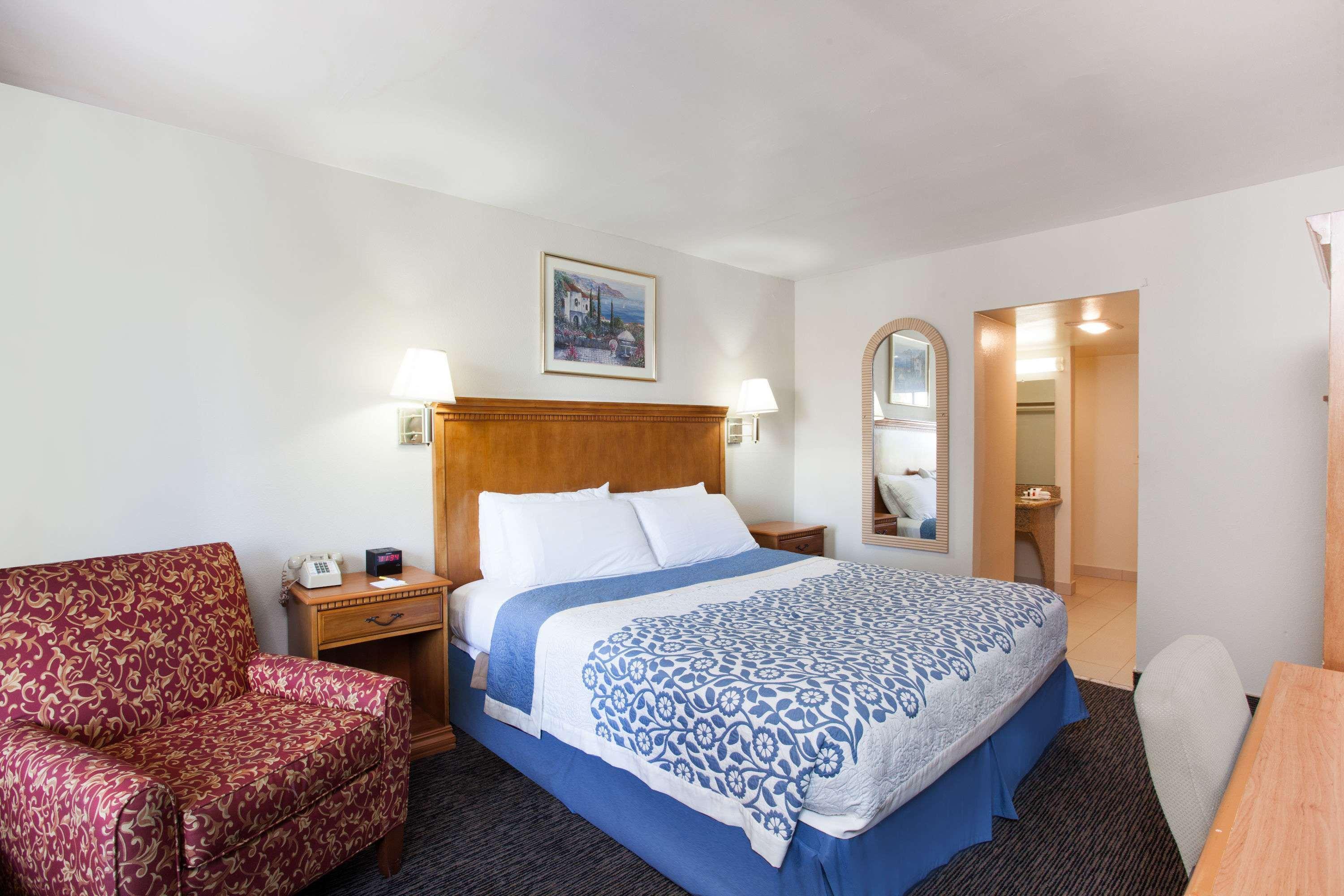 Days By Wyndham Near The Park Hotel Anaheim