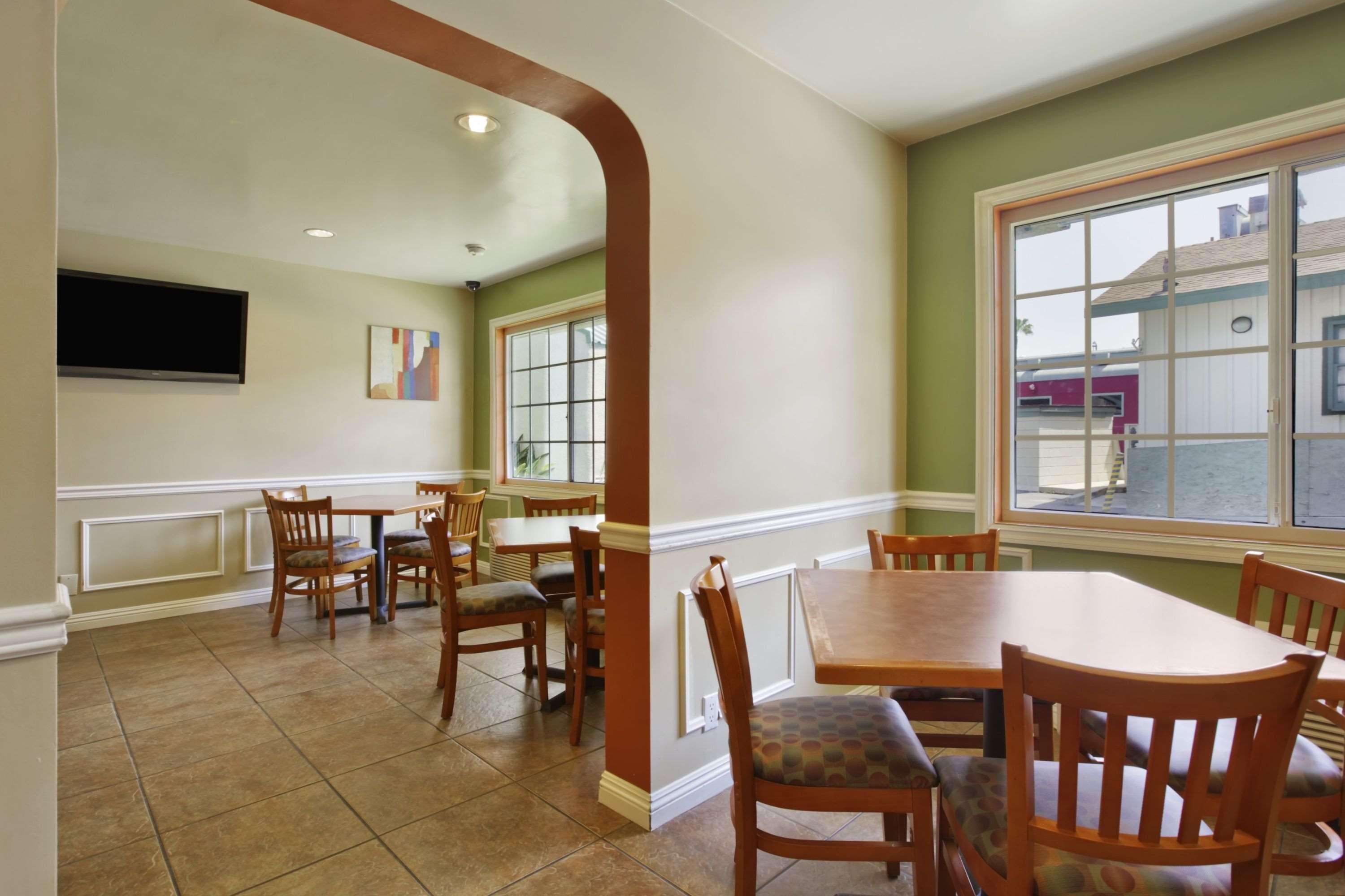 Hotel Travelodge & By Wyndham On Disneyland Dr 2*