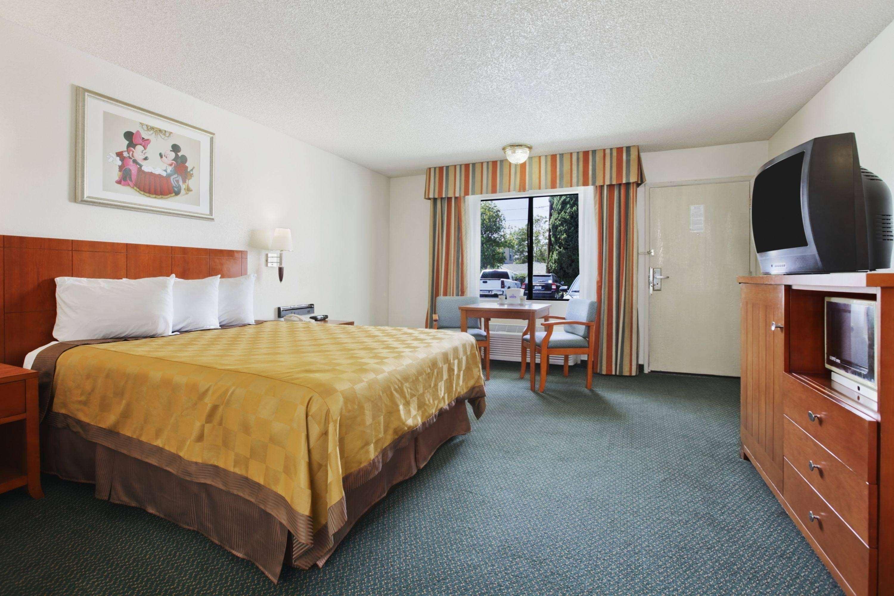 Hotel Travelodge & By Wyndham On Disneyland Dr 2*