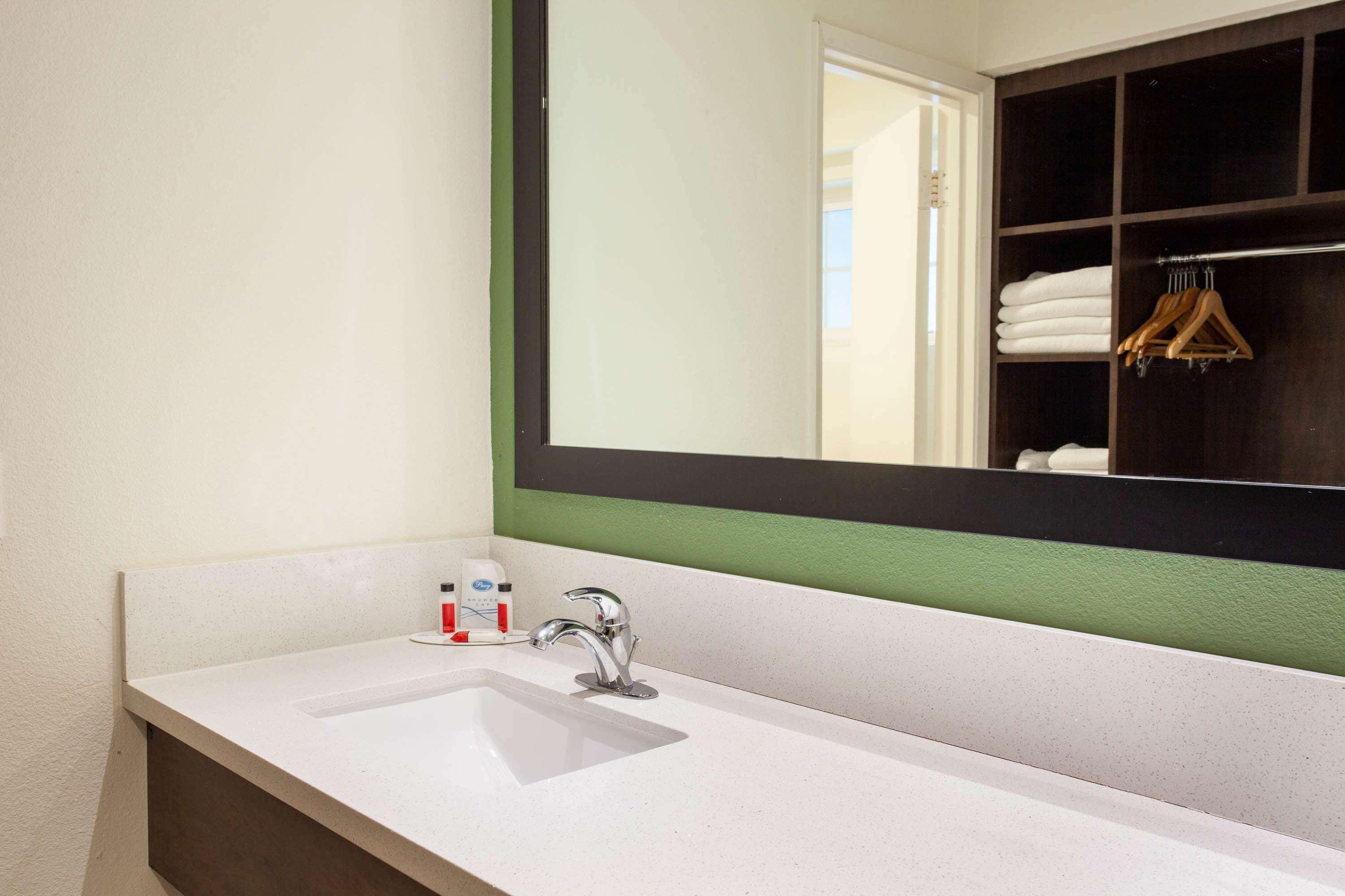 Hotel Travelodge & By Wyndham On Disneyland Dr 2*