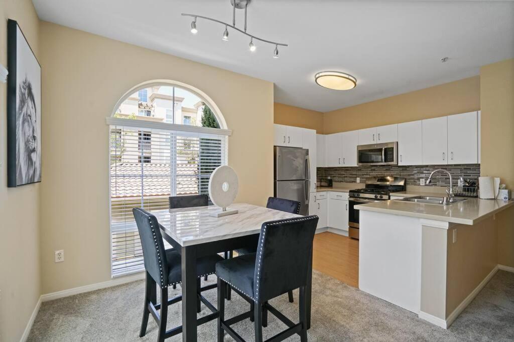 Apartamento Luxury 2br/2ba!5min To Disney! Angelstadium! Hondacenter.