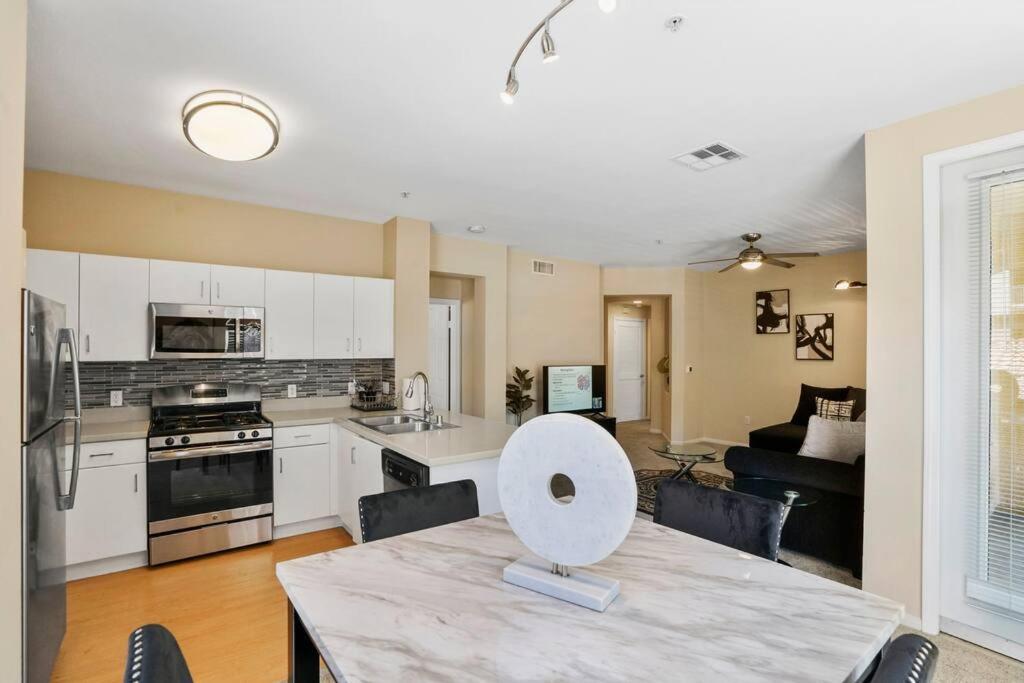 Luxury 2br/2ba!5min To Disney! Angelstadium! Hondacenter. Apartamento *