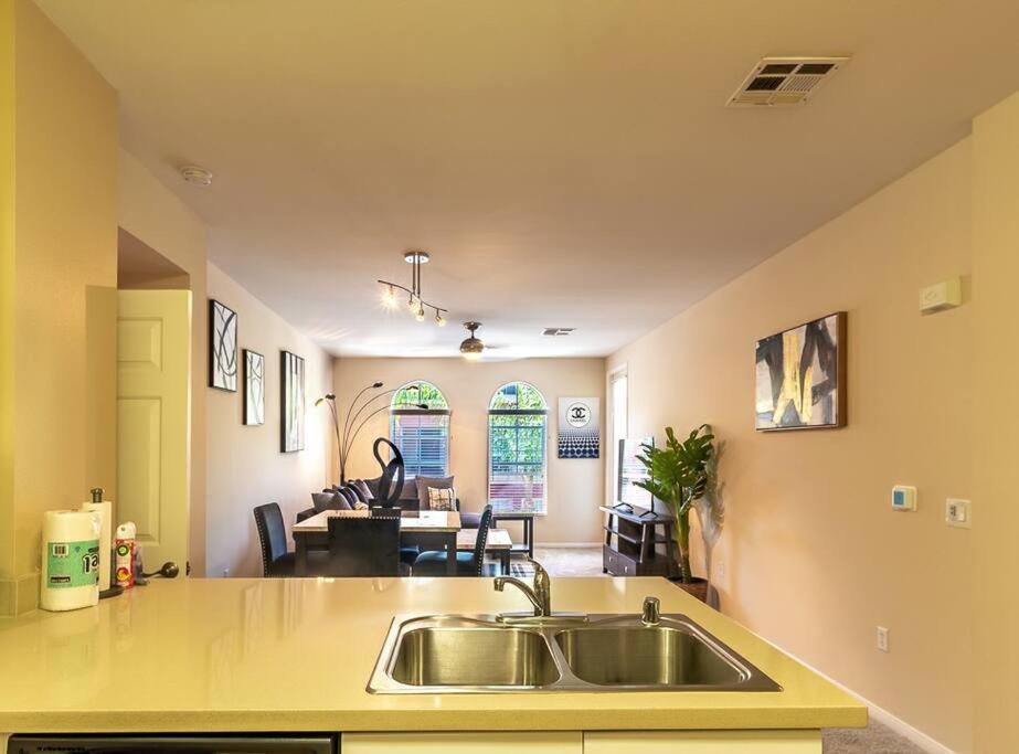 Apartamento Lovely 2br/2ba!5min To Disney! Angelstadium! Hondacenter.