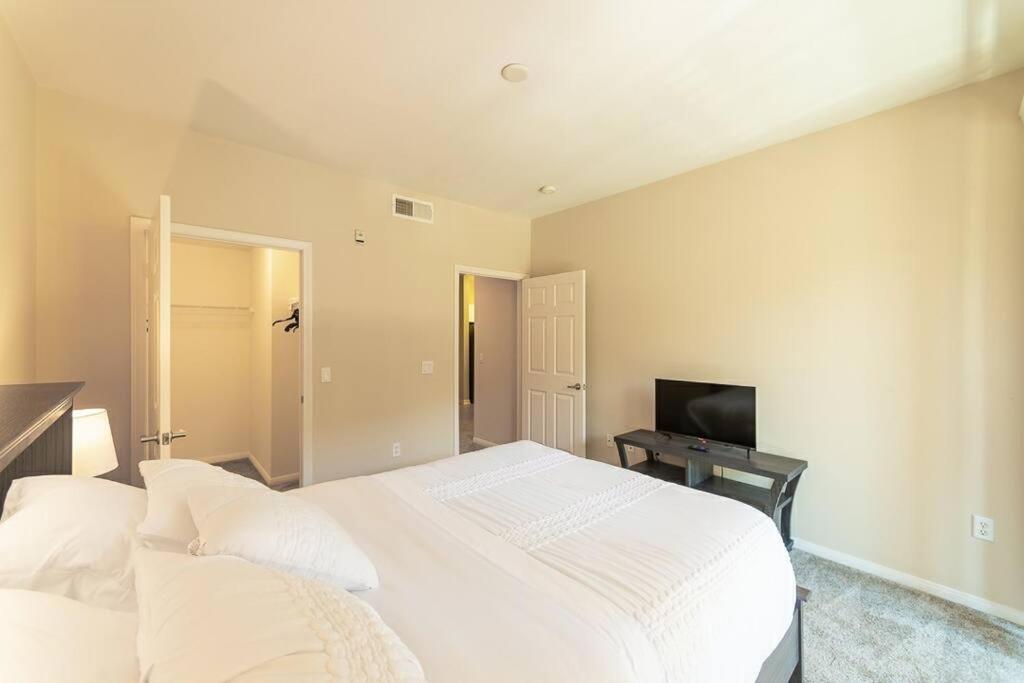 Lovely 2br/2ba!5min To Disney! Angelstadium! Hondacenter. * Anaheim