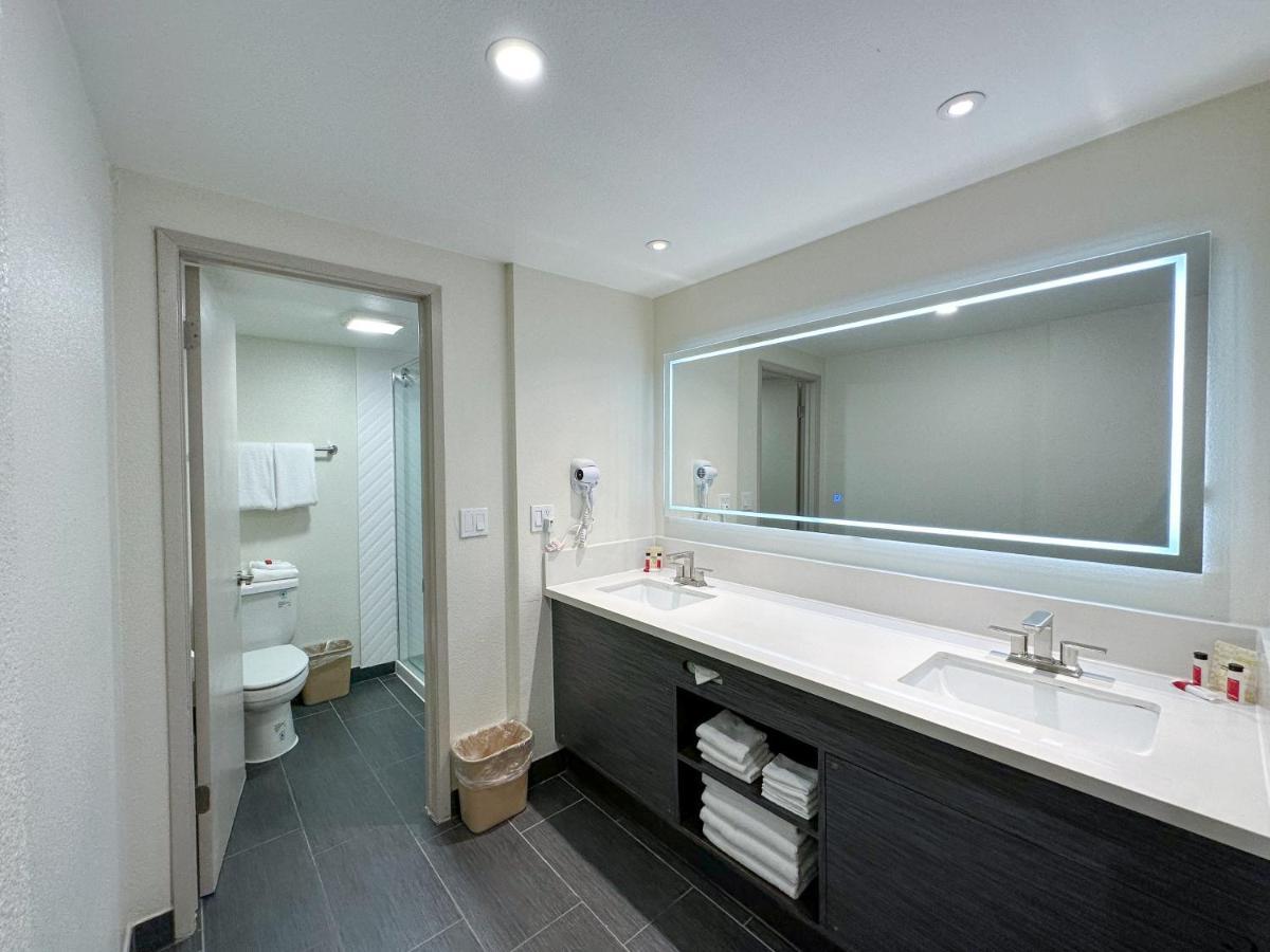 Ramada By Wyndham Convention Center Hotel
