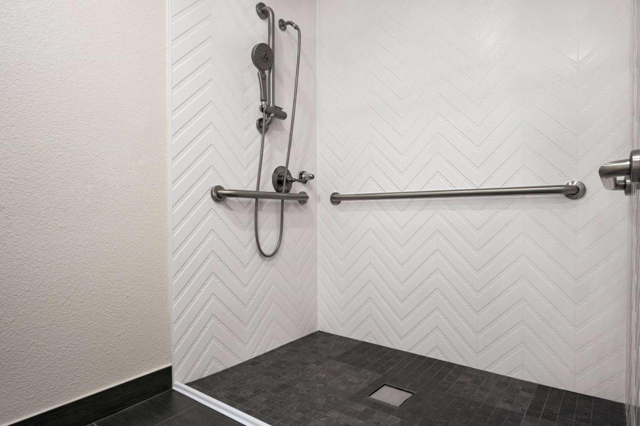 Hotel Ramada By Wyndham Convention Center 2*