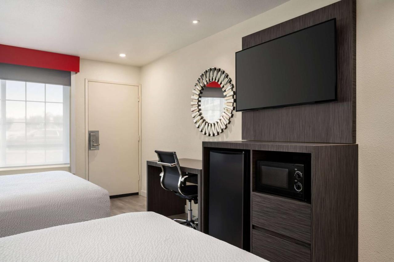 Hotel Ramada By Wyndham Convention Center 2*