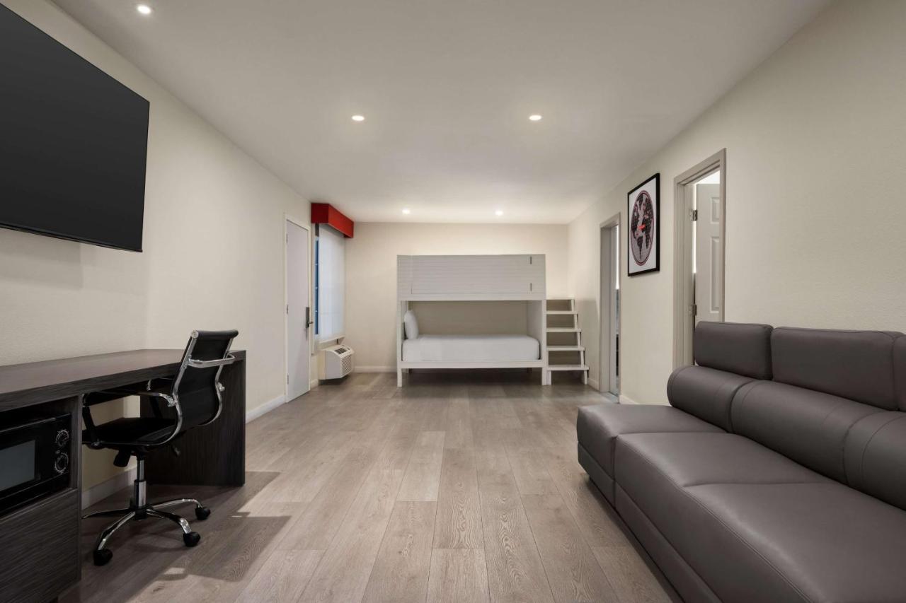 Ramada By Wyndham Convention Center Anaheim