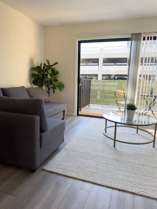 Apartment Modern Retreat 1 Mi. From *