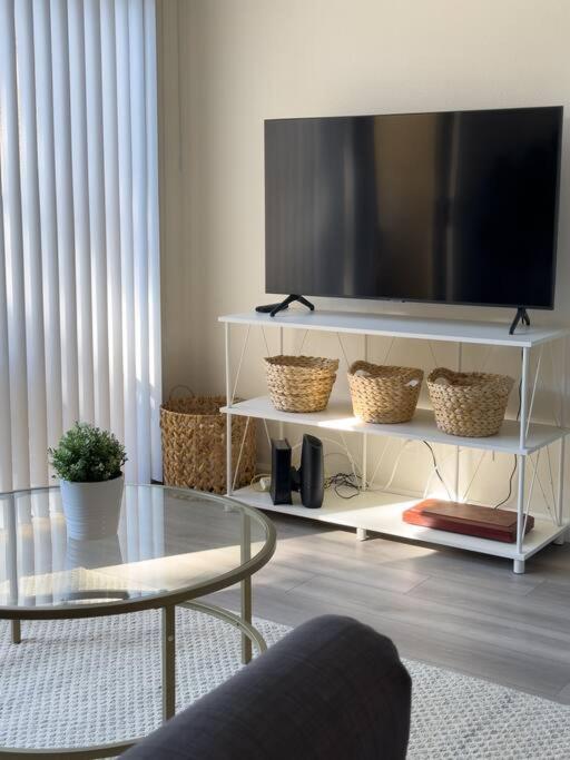 Modern Retreat 1 Mi. From * Anaheim