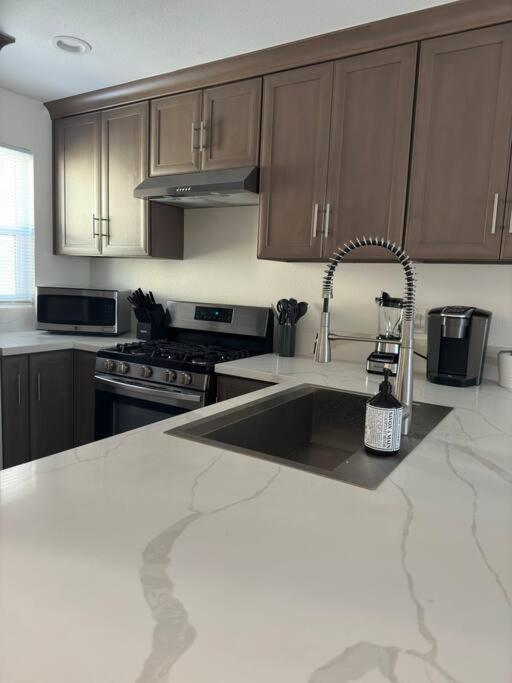 Modern Retreat 1 Mi. From Apartment