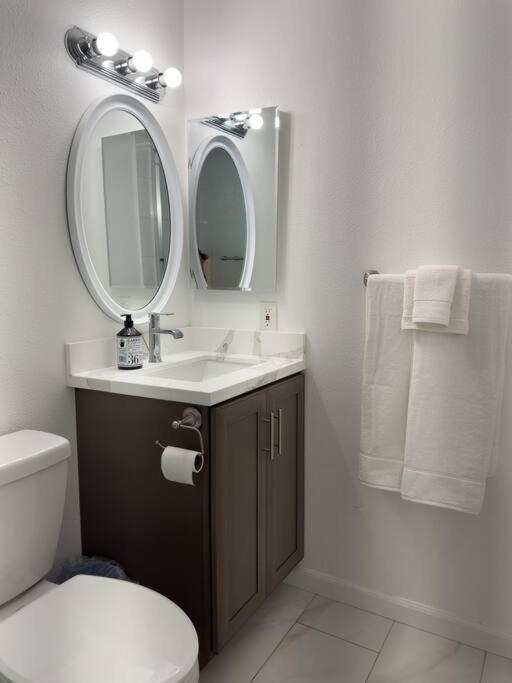 Modern Retreat 1 Mi. From Apartment Anaheim