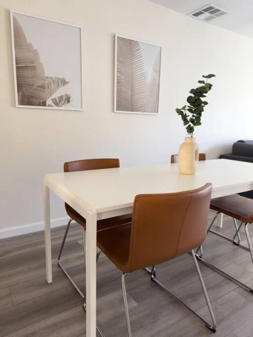 Modern Retreat 1 Mi. From Apartment