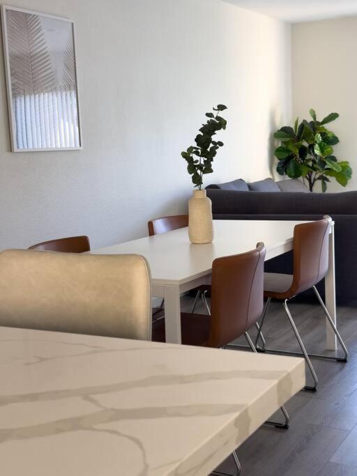 Modern Retreat 1 Mi. From