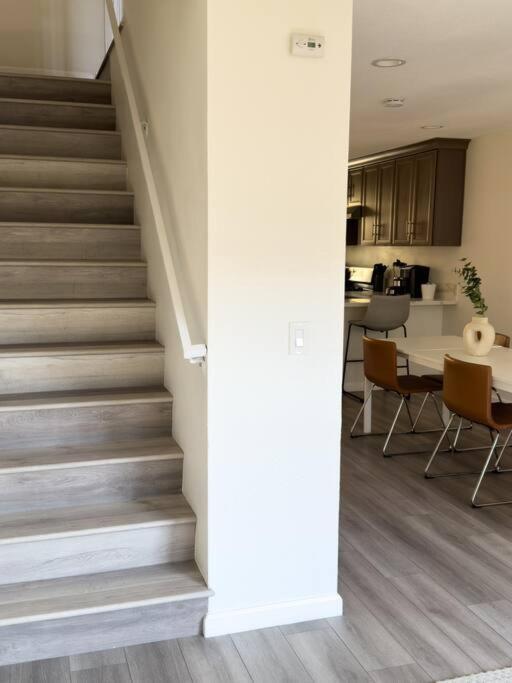 Apartment Modern Retreat 1 Mi. From