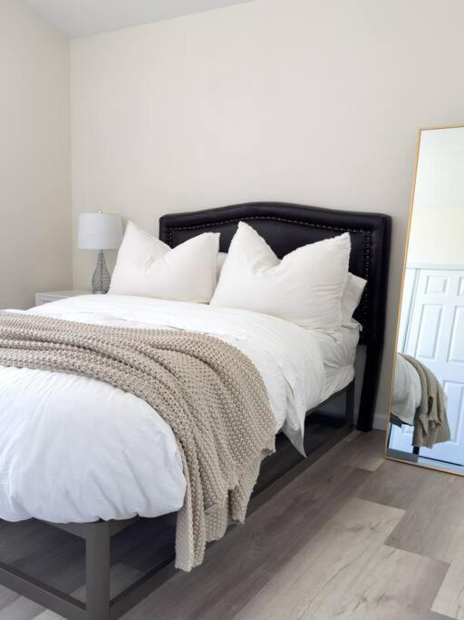Modern Retreat 1 Mi. From Apartment