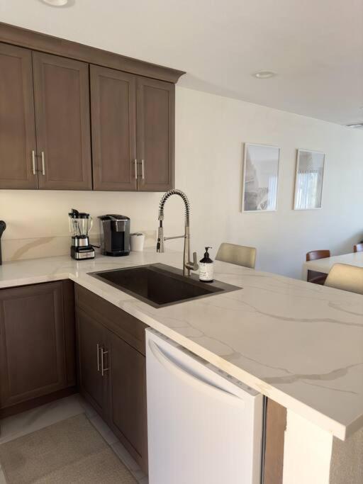 Apartment Modern Retreat 1 Mi. From *
