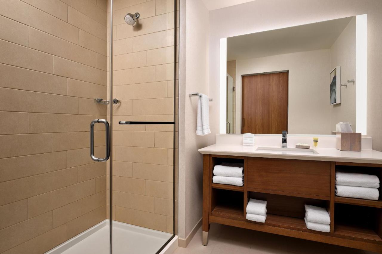 Element Convention Center Hotel