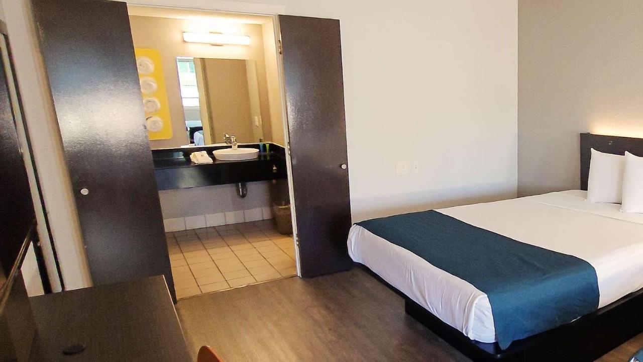 6-anaheim, Ca - Maingate 2*