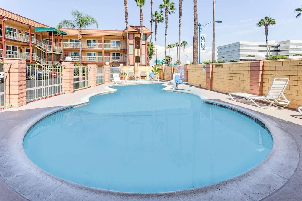 Super 8 By Wyndham Anaheim/disneyland Drive Hotel Anaheim