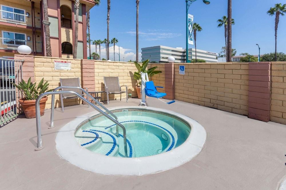 Super 8 By Wyndham Anaheim/disneyland Drive Hotel 2*