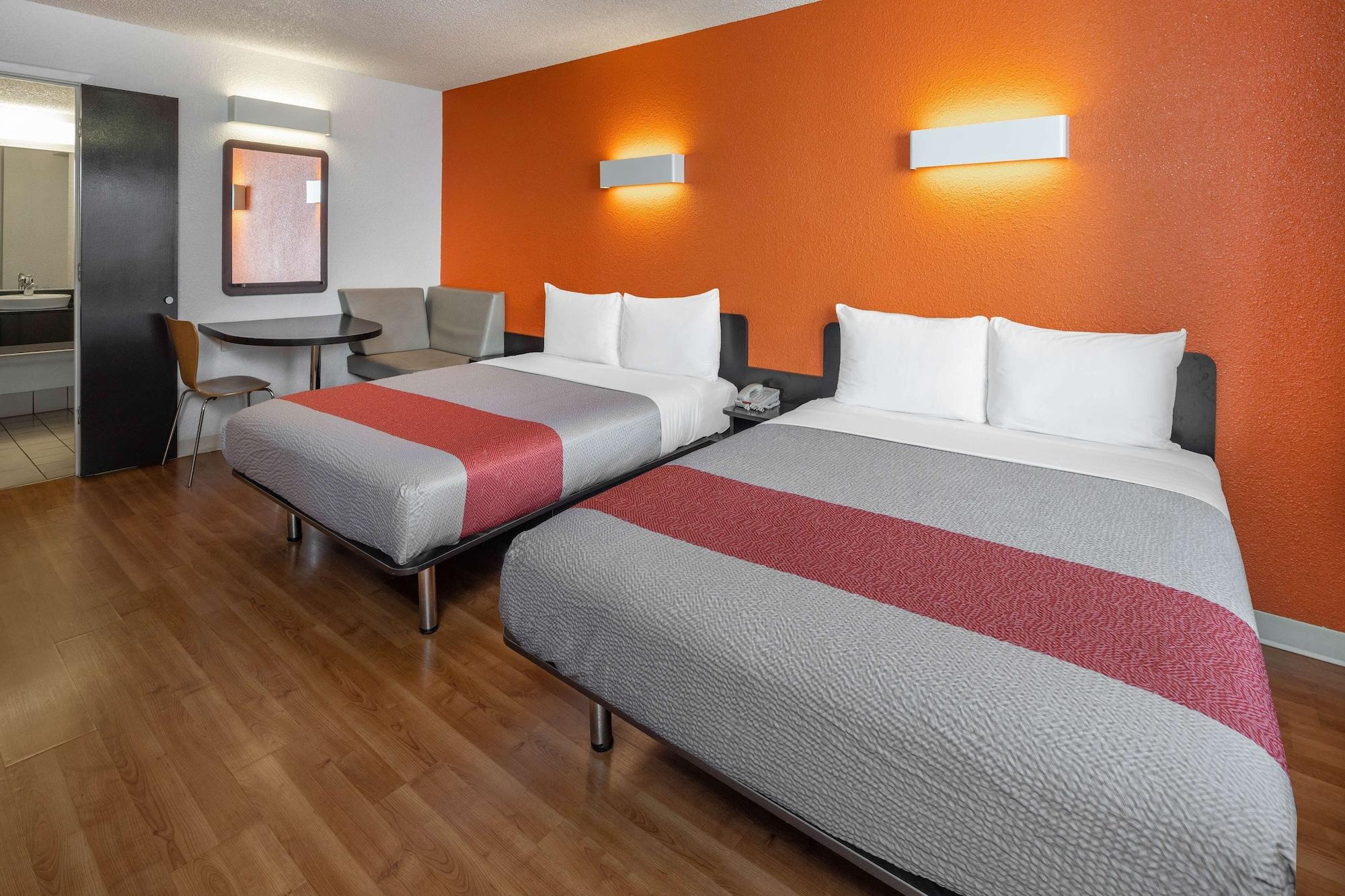 Hotel 6-anaheim, Ca - Maingate
