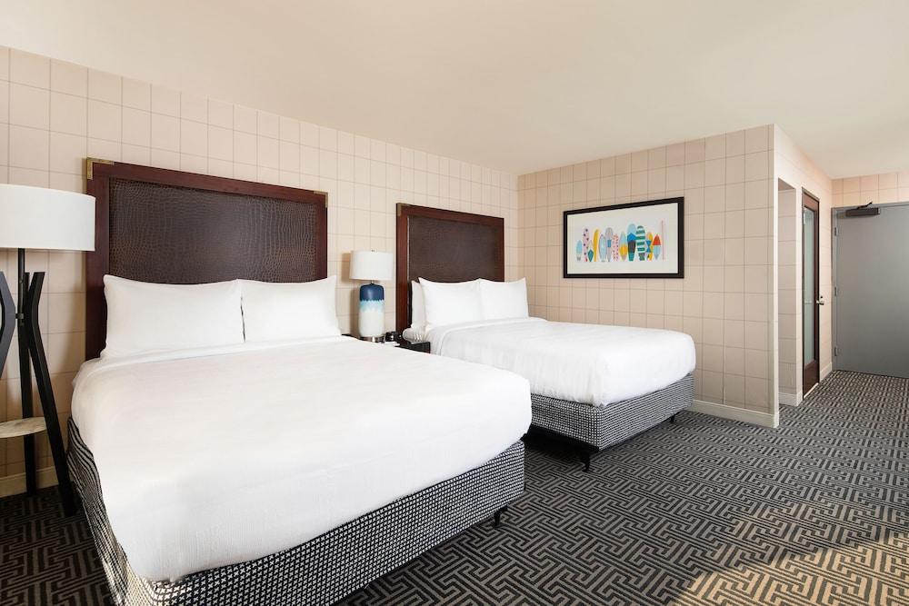 Lulu, Bw Premier Collection Hotel