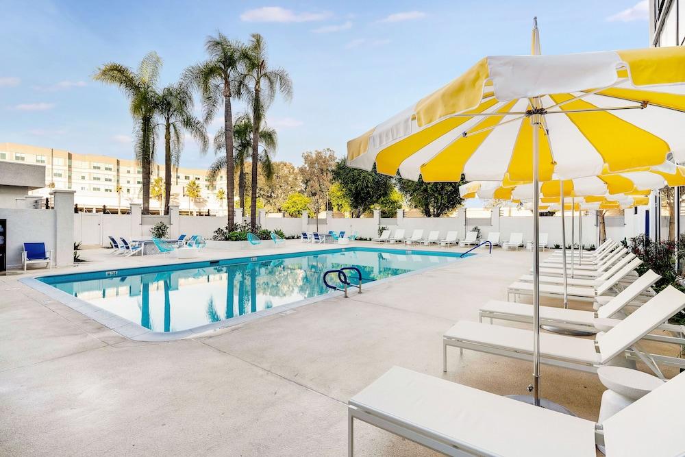 Lulu, Bw Premier Collection Hotel Anaheim