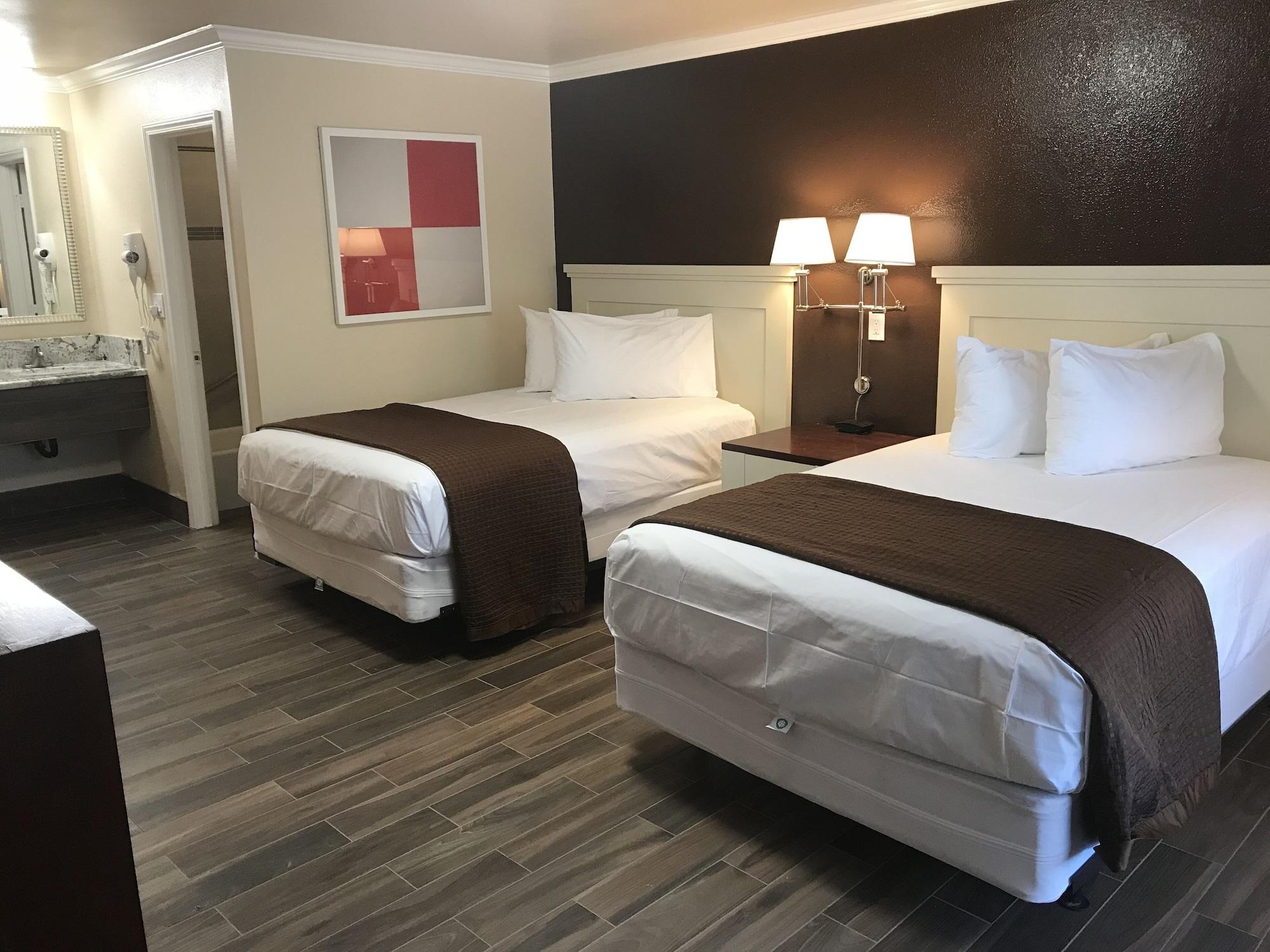 Abby's Anaheimer - Across Disneyland Park Hotel Anaheim