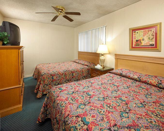 Motel Eden Roc & Near The Maingate 2*