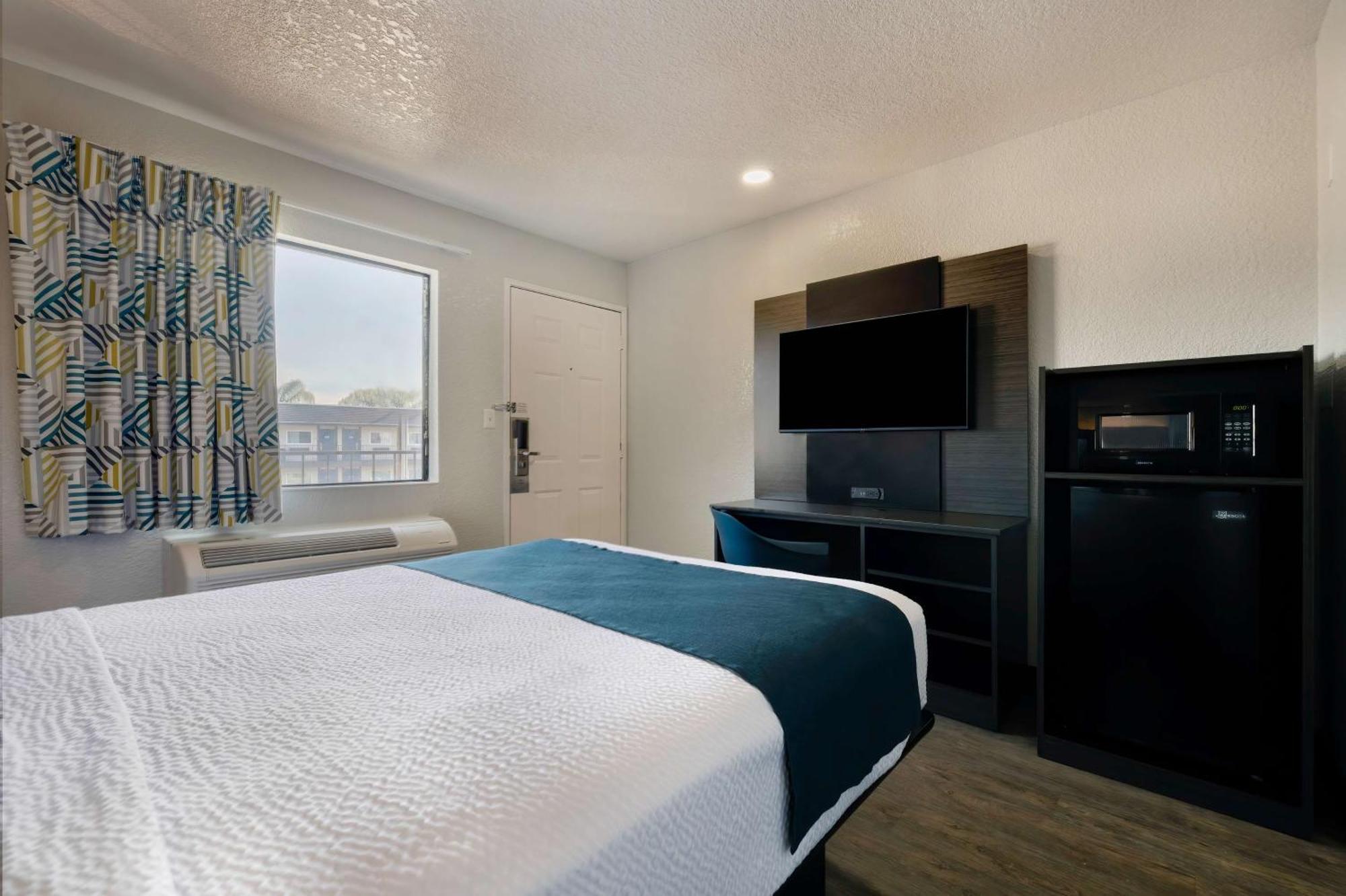 Hotel 6-anaheim, Ca - Fullerton East