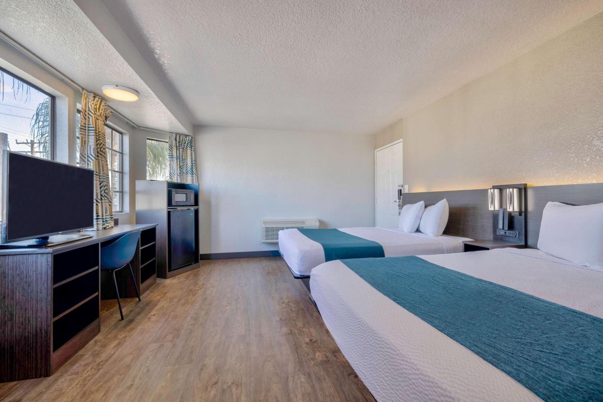 Hotel 6-anaheim, Ca - Fullerton East