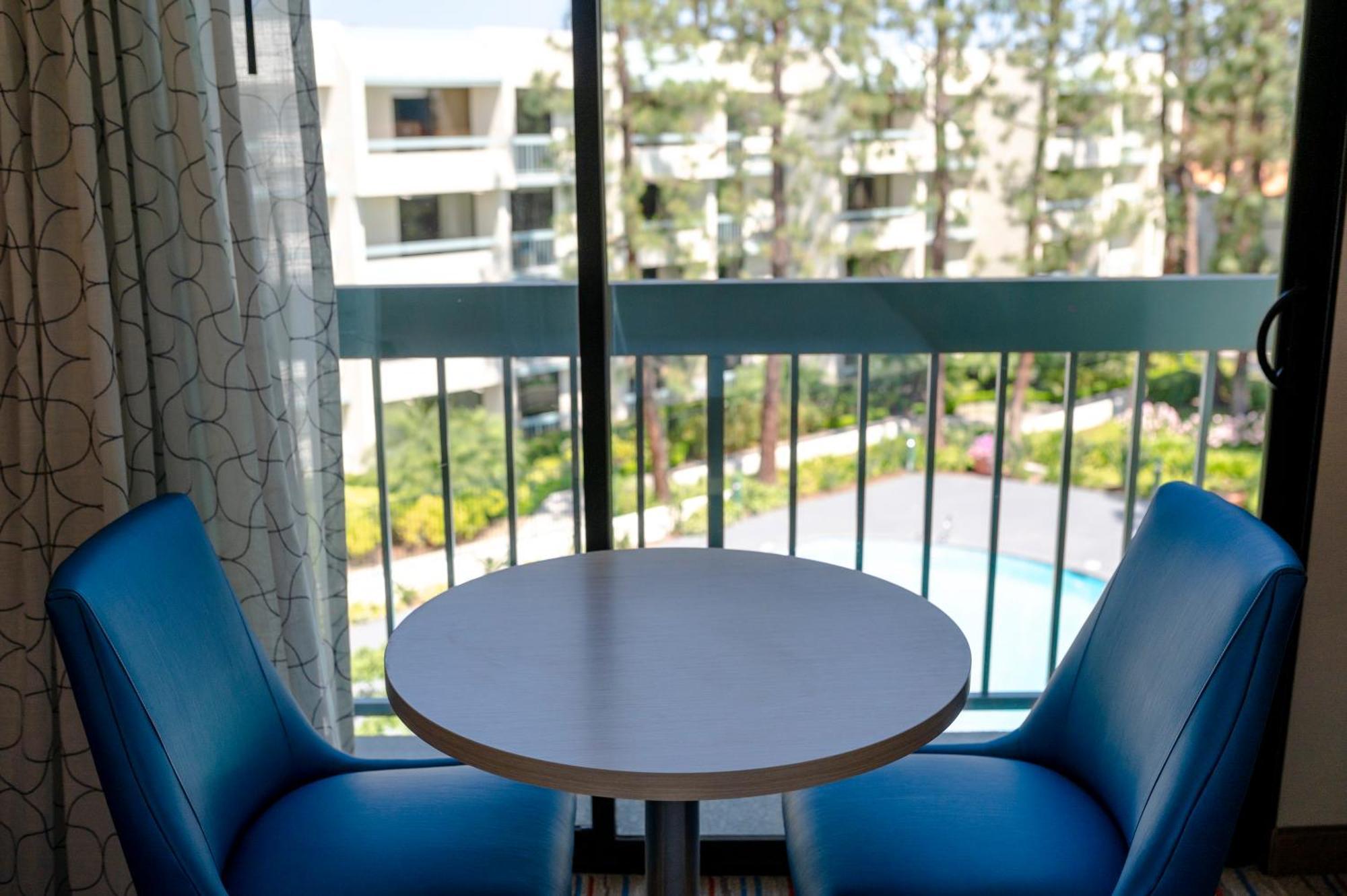 Hotel Howard Johnson By Wyndham & Water Playground Anaheim