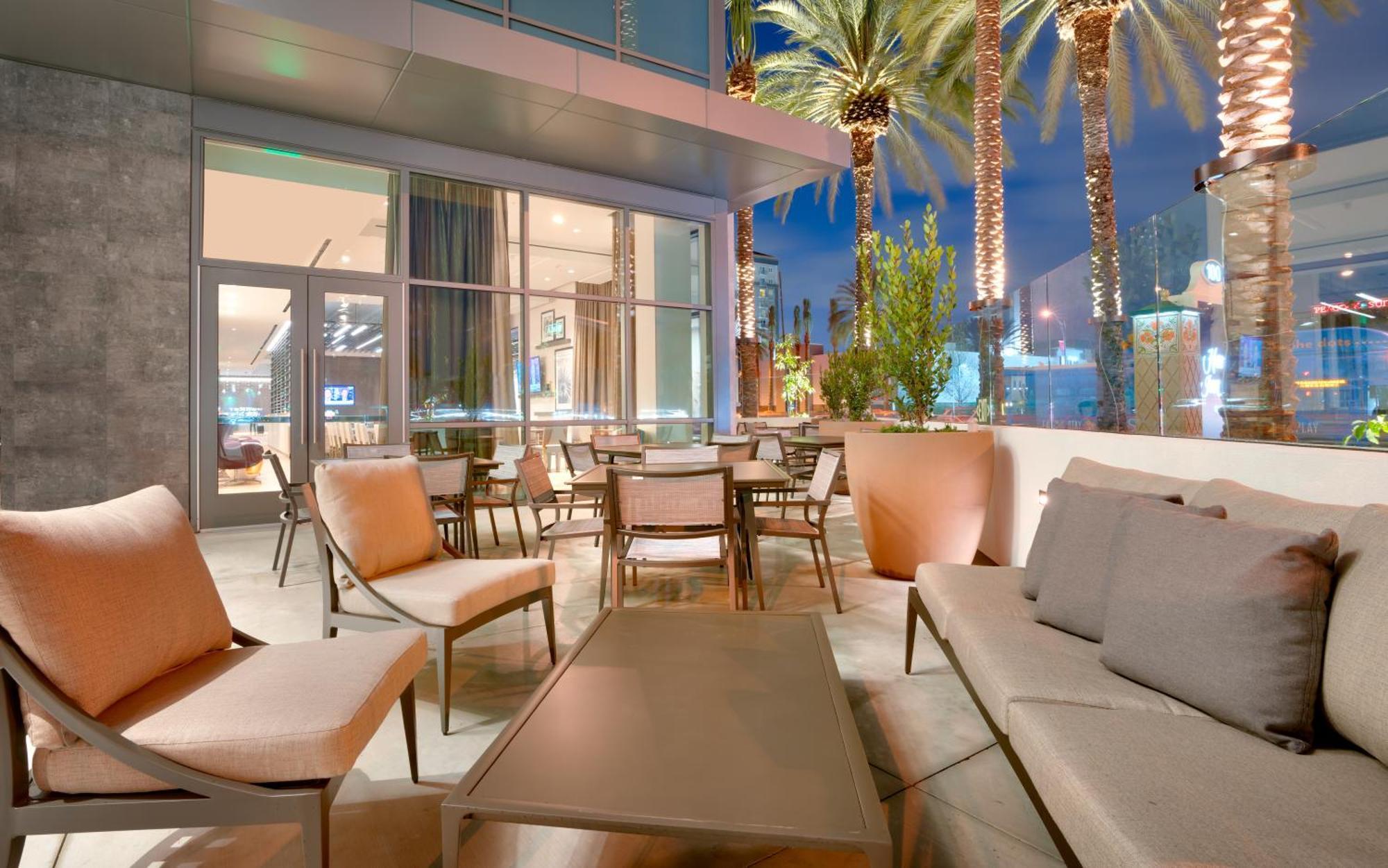 Hampton & Convention Center Hotel