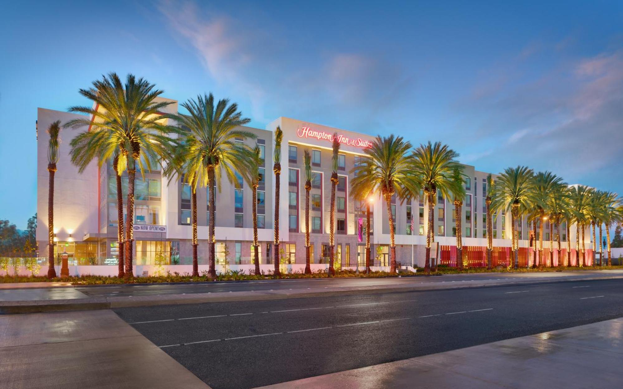 Hampton & Convention Center Hotel