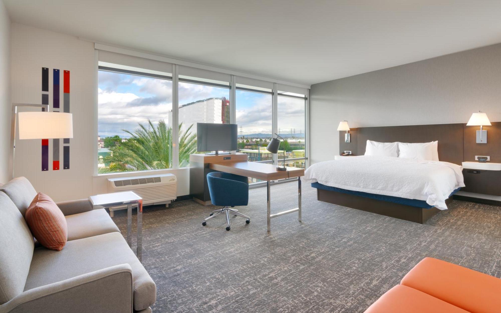 Hampton & Convention Center 3*