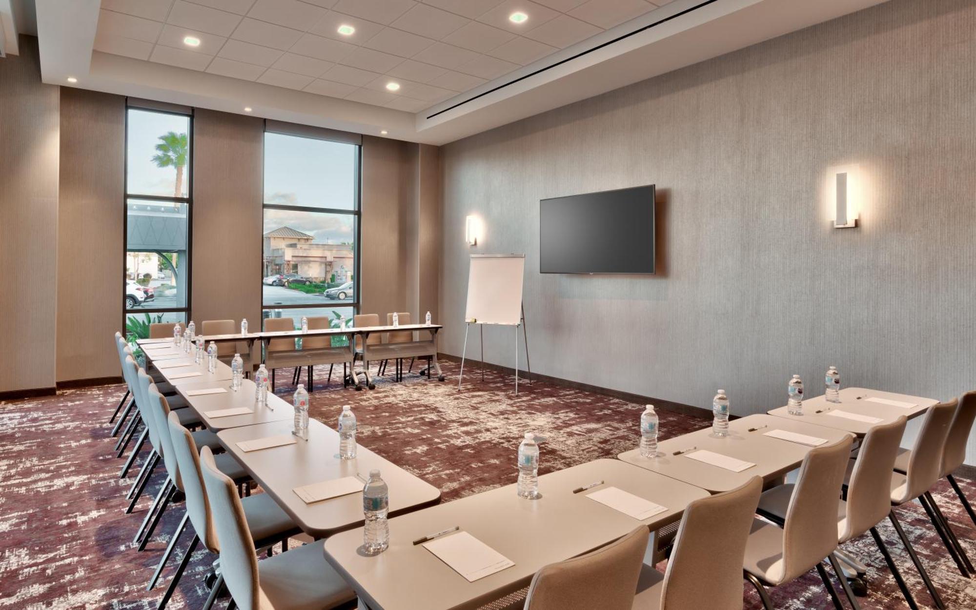 Hampton & Convention Center Hotel 3*