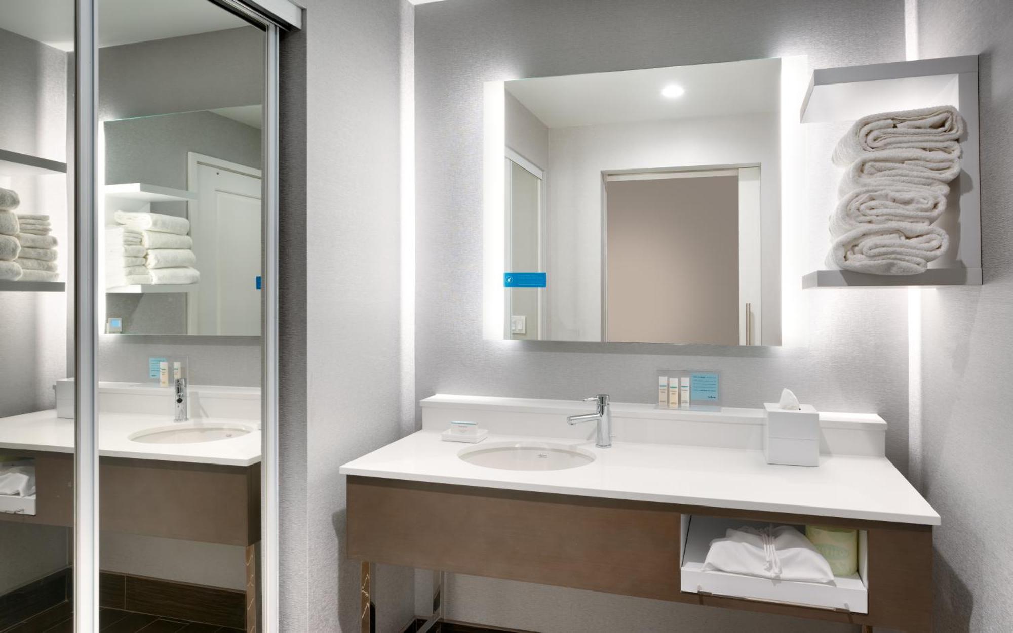 Hotel Hampton & Convention Center Anaheim