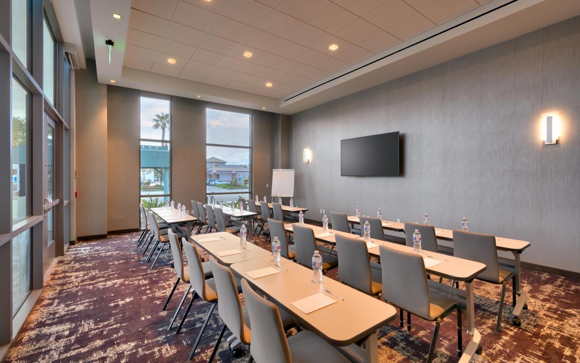 Hampton & Convention Center Hotel