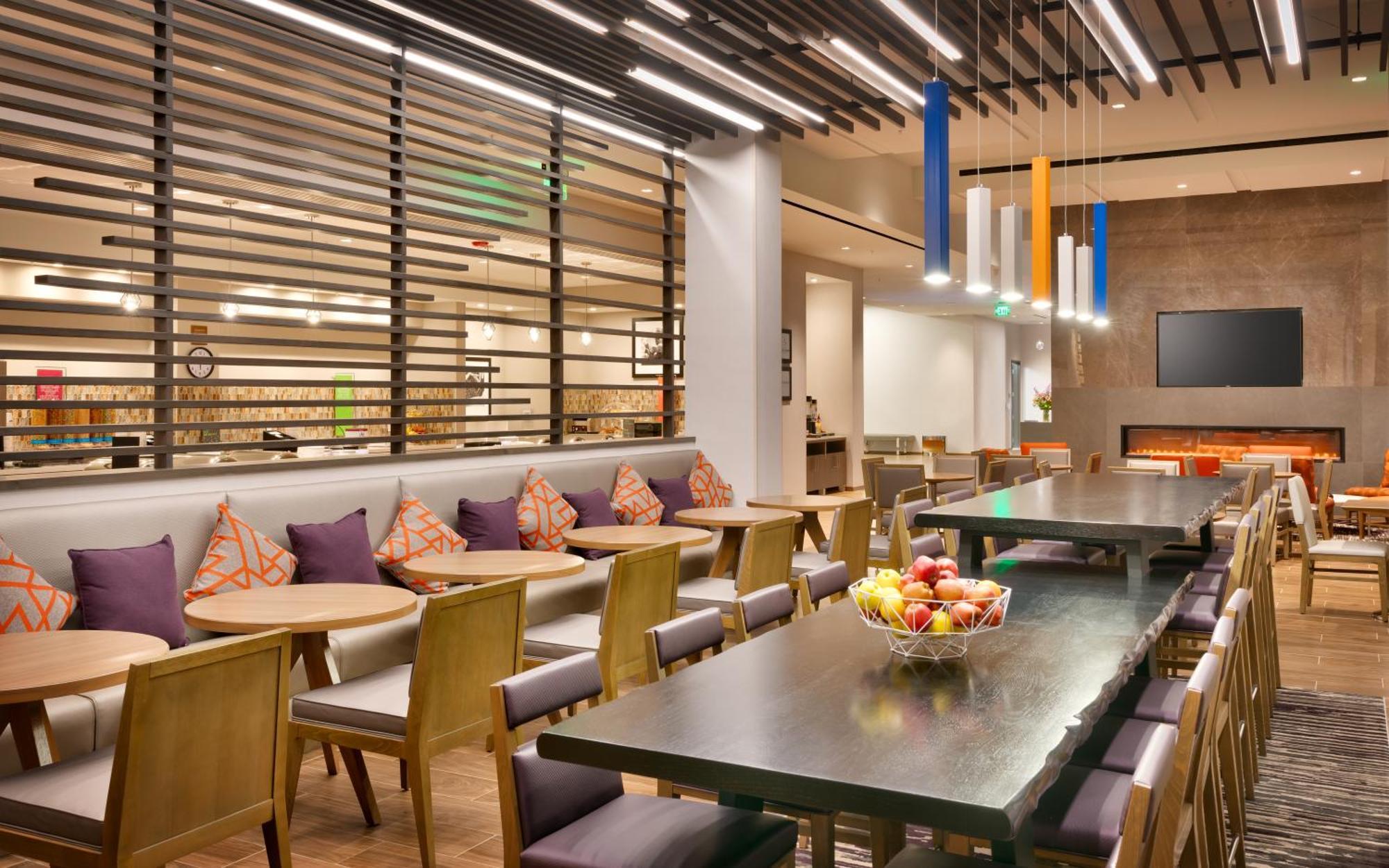 Hampton & Convention Center Hotel 3*