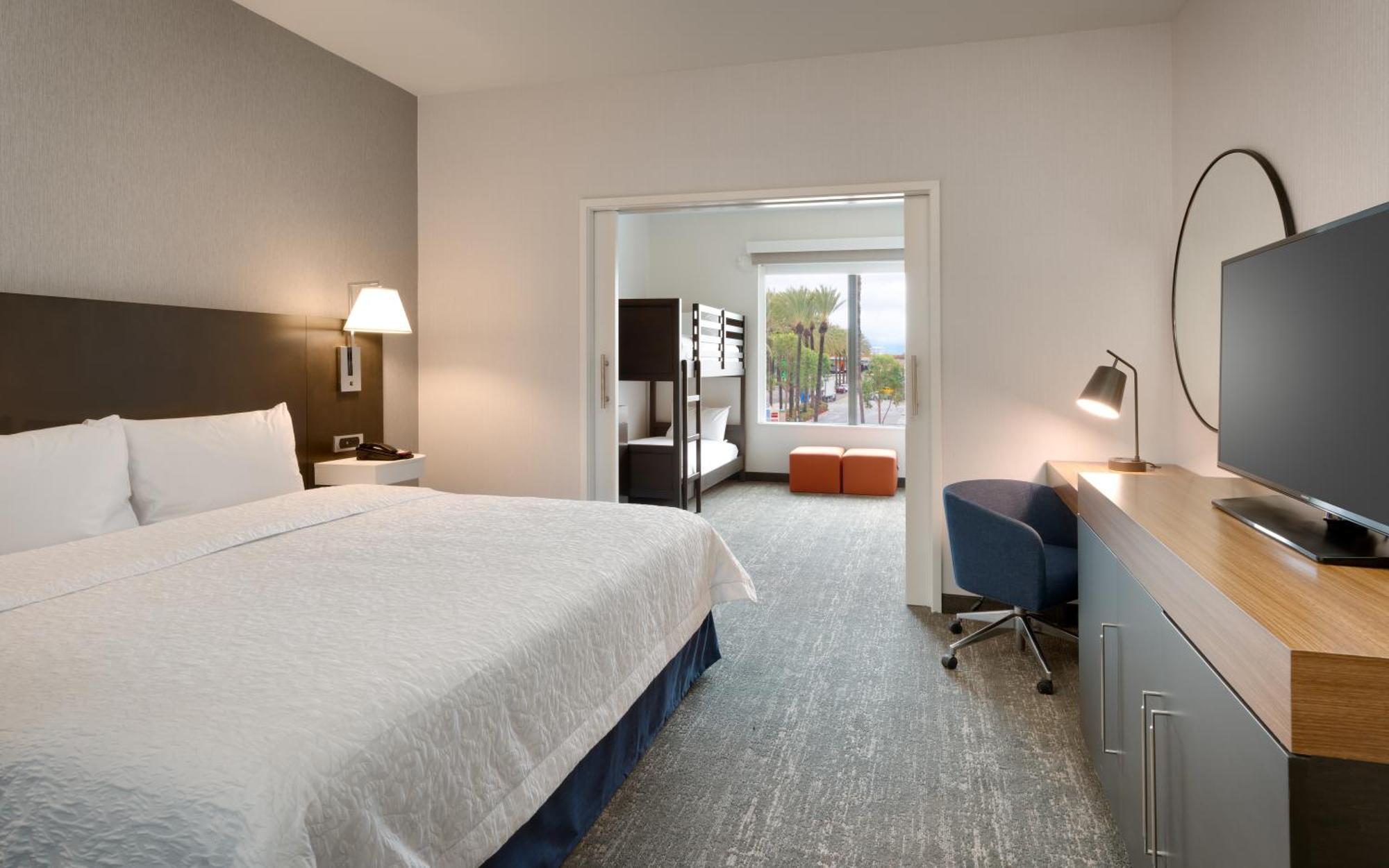 Hotel Hampton & Convention Center 3*