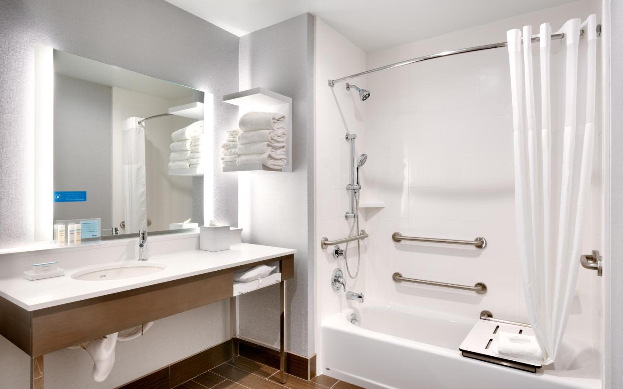Hampton & Convention Center Hotel 3*