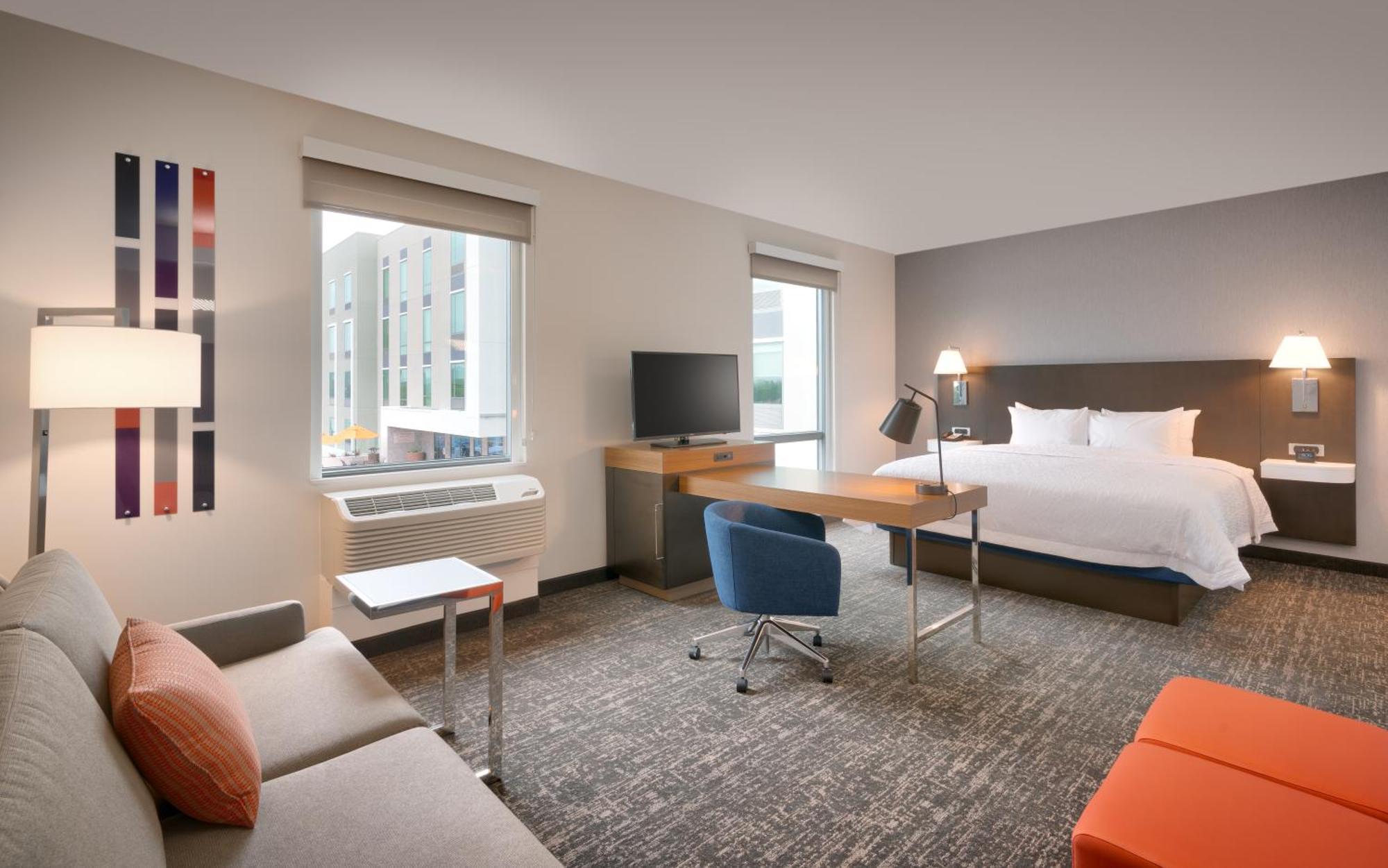 Hampton & Convention Center Hotel 3*