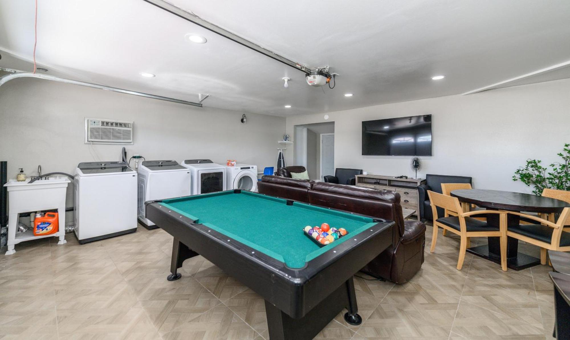 Disneyland Dream 5 Bedroom 3 Bath Theater Games Pool Table *