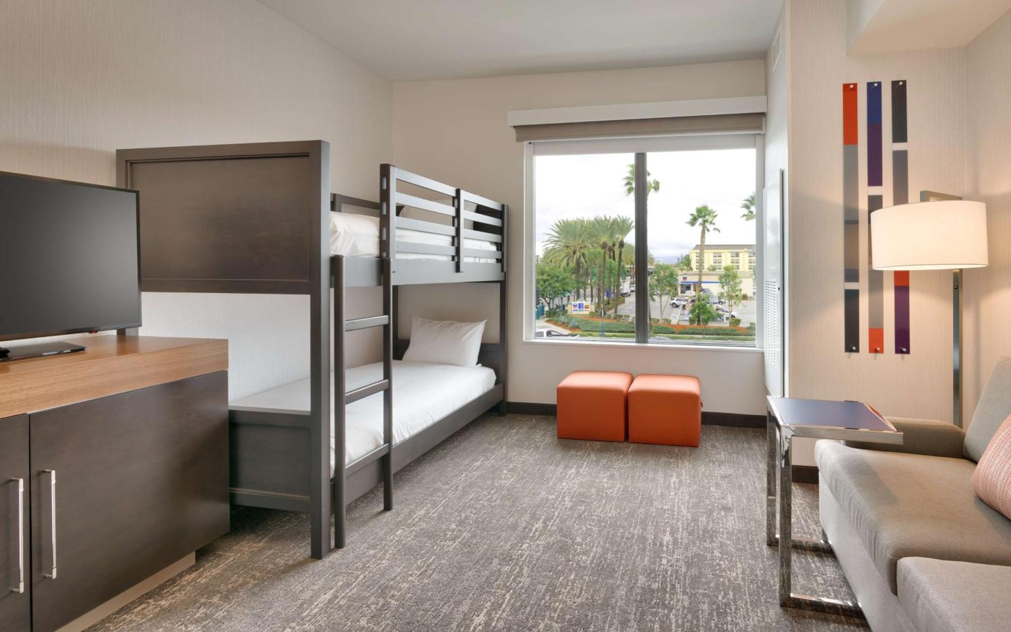 Hampton & Convention Center 3*