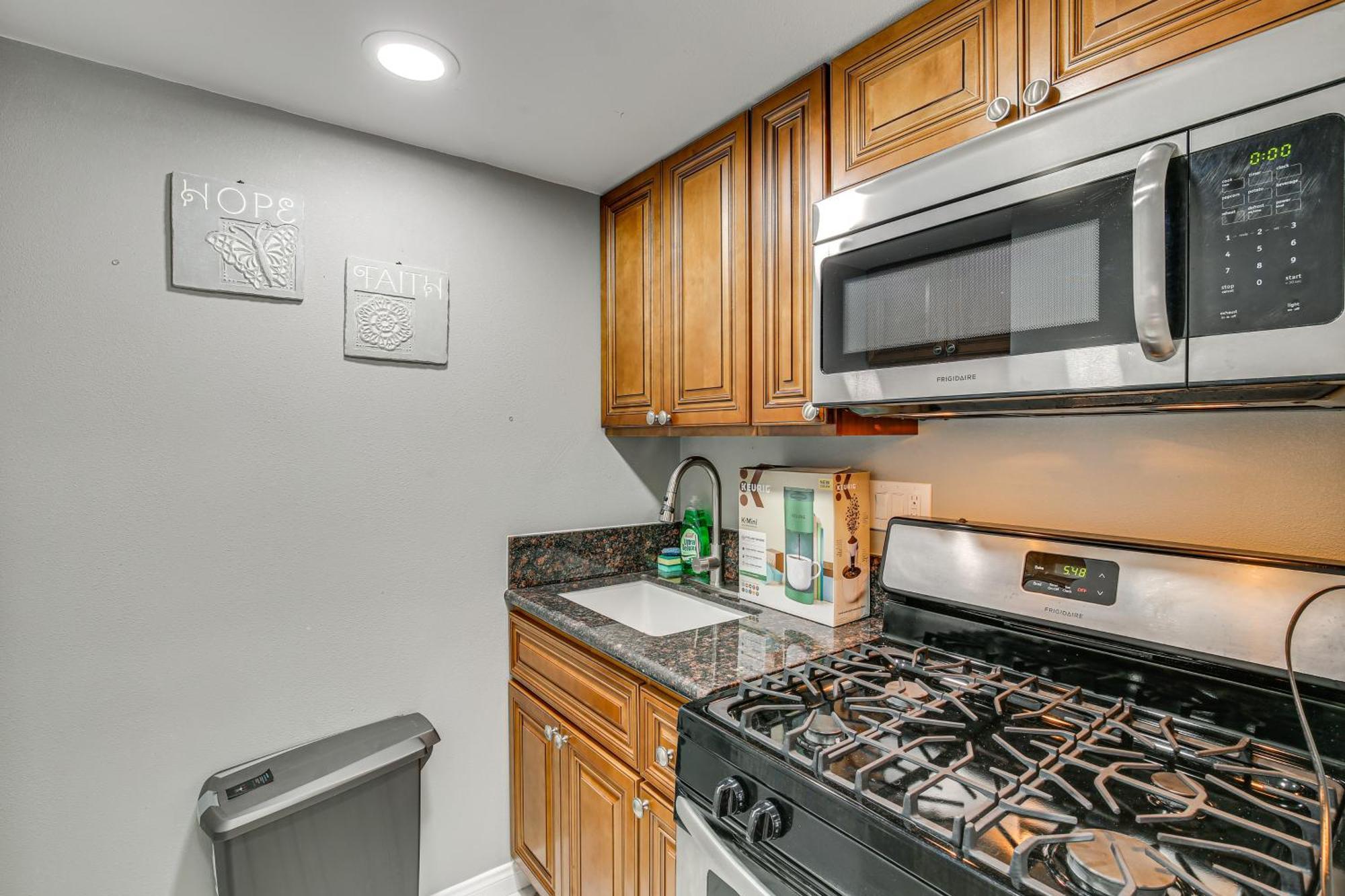 With Fireplace 14 Mi To Disneyland! Apartment